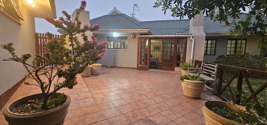 3 Bedroom Property for Sale in Middedorp Western Cape